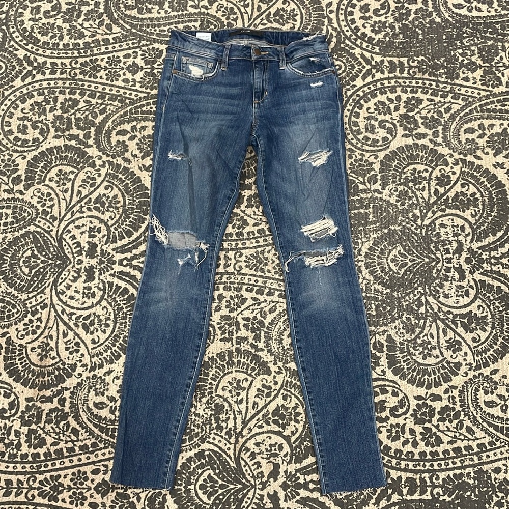 Joe’s jeans fit the skinny size 27
